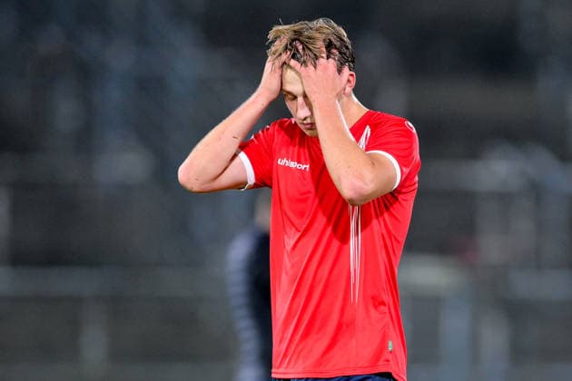 Marinus Spann (Unterhaching, 46) nach Spielende enttaeuscht schauend, Enttaeuschung, Frustration, disappointed, pessimistisch, Einzelbild, Aktion, Action, 06.10.2026, Unterhaching (Deutschland), Fussball, BFV Verbandspokal, Viertelfinale, SpVgg Unterhaching - SSV Jahn Regensburg