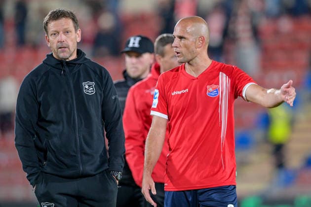 v.li.: Trainer Holger Seitz (Unterhaching) und Manuel Stiefler (Unterhaching, 8) nach Spielende enttaeuscht schauend, Enttaeuschung, Frustration, disappointed, pessimistisch, 06.10.2026, Unterhaching (Deutschland), Fussball, BFV Verbandspokal, Viertelfinale, SpVgg Unterhaching - SSV Jahn Regensburg
