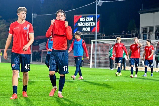 Enttäuschung bei der SpVgg Unterhaching nach Spielende, vorn Marinus Spann (Unterhaching, 46) und Samuel Weiss (Unterhaching, 17) enttaeuscht schauend, Enttaeuschung, Frustration, disappointed, pessimistisch, 06.10.2026, Unterhaching (Deutschland), Fussball, BFV Verbandspokal, Viertelfinale, SpVgg Unterhaching - SSV Jahn Regensburg