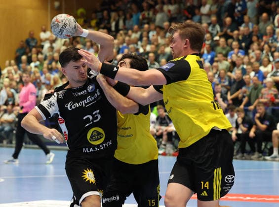 v.l. Janik Schrader (Bergischer HC 23), Sebastian Durlanu (IK Saevehof 15), Tobias Trommler (IK Saevehof 14) GER, Bergischer HC06 vs. IK Saevehof, Handball, EHF Europa League 2026 27, 2. Spieltag, Spielzeit 2026 2027, 06.10.2026 GER, Bergischer HC06 vs. IK Saevehof, Handball, EHF Europa League 2026 27, 2. Spieltag, Spielzeit 2026 2027, 06.10.2026 Solingen-Mitte Copyright: xEibner-Pressefoto ThomasxStoeckerx EP_TSR