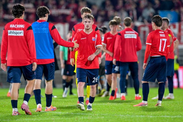 Enttäuschung bei der SpVgg Unterhaching nach Spielende, vorn Andy Breuer (Unterhaching, 26) enttaeuscht schauend, Enttaeuschung, Frustration, disappointed, pessimistisch, 06.10.2026, Unterhaching (Deutschland), Fussball, BFV Verbandspokal, Viertelfinale, SpVgg Unterhaching - SSV Jahn Regensburg