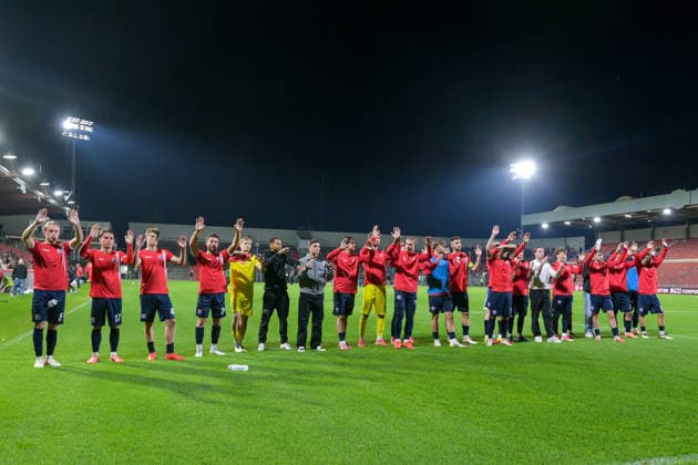 Unterhachinger Spieler bedanken sich bei den Fans, bedanken, Dank, Feiern, optimistisch, 06.10.2026, Unterhaching (Deutschland), Fussball, BFV Verbandspokal, Viertelfinale, SpVgg Unterhaching - SSV Jahn Regensburg