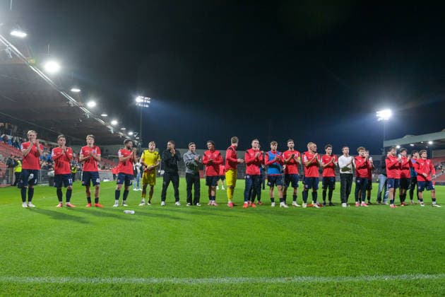 Unterhachinger Spieler bedanken sich bei den Fans, bedanken, Dank, Feiern, optimistisch, 06.10.2026, Unterhaching (Deutschland), Fussball, BFV Verbandspokal, Viertelfinale, SpVgg Unterhaching - SSV Jahn Regensburg