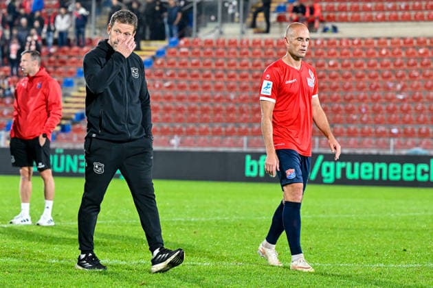 v.li.: Trainer Holger Seitz (Unterhaching) und Manuel Stiefler (Unterhaching, 8) nach Spielende enttaeuscht schauend, Enttaeuschung, Frustration, disappointed, pessimistisch, 06.10.2026, Unterhaching (Deutschland), Fussball, BFV Verbandspokal, Viertelfinale, SpVgg Unterhaching - SSV Jahn Regensburg