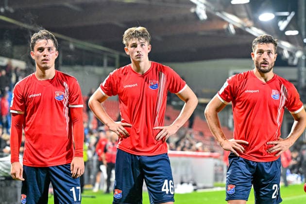 v.li.: Samuel Weiss (Unterhaching, 17) Marinus Spann (Unterhaching, 46) und Moritz Mueller (Unterhaching, 24) nach Spielende enttaeuscht schauend, Enttaeuschung, Frustration, disappointed, pessimistisch, 06.10.2026, Unterhaching (Deutschland), Fussball, BFV Verbandspokal, Viertelfinale, SpVgg Unterhaching - SSV Jahn Regensburg
