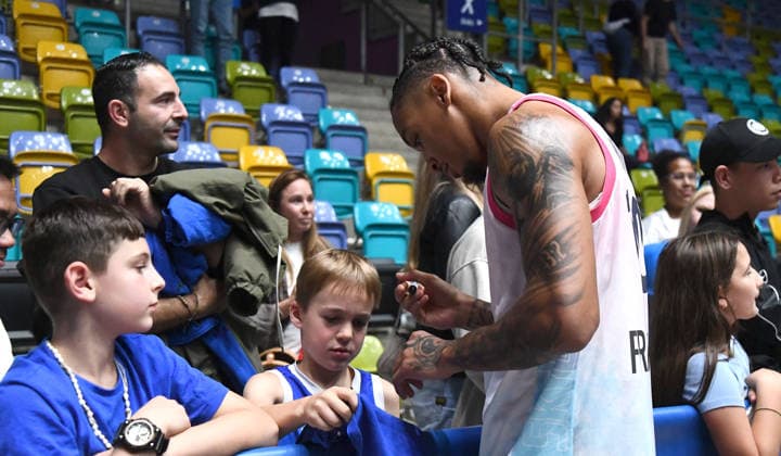 06.10.2026, xokbx, Basketball BKT Europe Cup , Skyliners Frankfurt - Siauliai Basketball v.l. Judah Mintz (Fraport Skyliners Frankfurt), Mimik, Gestik, Emotion, Feiern, bejubelt den Sieg mit den Fans, gibt Unterschriften, Autogramme Frankfurt
