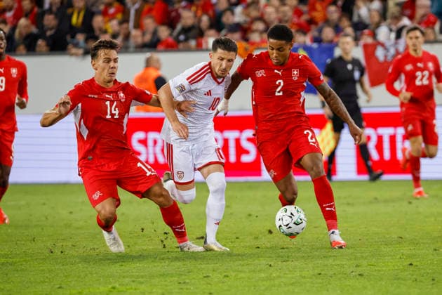 Ardon Jashari (Schweiz, 14), Enis Bardhi (Nordmazedonien, 10) und Sascha Britschgi (Schweiz, 2) im Kampf um den Ball , Schweiz, UEFA , Nations League, Matchday 4, Schweiz vs. Nordmazedonien, 06.10.2026, Luzern Swissporarena Schweiz Copyright: xGrantxHubbsx