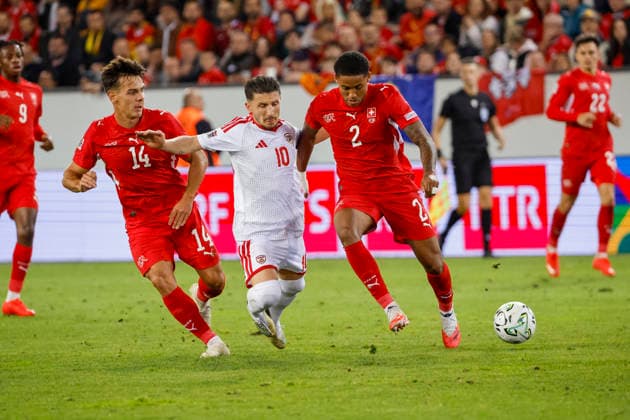 Ardon Jashari (Schweiz, 14), Enis Bardhi (Nordmazedonien, 10) und Sascha Britschgi (Schweiz, 2) im Kampf um den Ball , Schweiz, UEFA , Nations League, Matchday 4, Schweiz vs. Nordmazedonien, 06.10.2026, Luzern Swissporarena Schweiz Copyright: xGrantxHubbsx