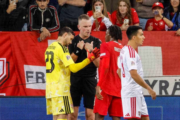 Stole Dimitrievski (Nordmazedonien, 23), Schiedsrichter Edgars Malcevs (LVA) und Johan Manzambi (Schweiz, 09) im Dialog, im Gespräch, im Austausch, in Kommunikation , Schweiz, UEFA , Nations League, Matchday 4, Schweiz vs. Nordmazedonien, 06.10.2026, Luzern Swissporarena Schweiz Copyright: xGrantxHubbsx