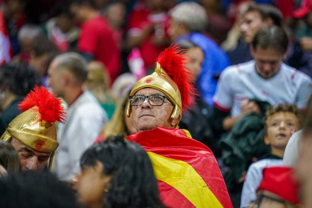 Fussball UEFA Nations League 2026 - 2027, 4. Spieltag - Schweiz vs Nordmazedonien - Thermoplan Arena (Luzern): Fans von Nordmazedonien mit goldenen Helmen und nordmazedonischer Flagge auf der Tribüne beim UEFA-Nations-League-Spiel Schweiz gegen Nordmazedonien in Luzern. Nordmazedonien, North Macedonia, Fans, Supporter, Fankultur, Fanbekleidung, Fanblock, nordmazedonische Flagge, Nationalflagge, Zuschauer, UEFA Nations League, Schweiz, Luzern, Thermoplan Arena, Länderspiel Copyright: xJOERANxSTEINSIEKx