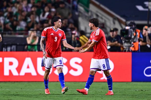 Futbol, Mexico vs Chile Partido amistoso en EEUU 2026. El jugador de Chile Maximiliano Gutierrez, celebra con sus companeros, tras marcar un gol contra Mexico durante el partido amistoso frente a Mexico, disputado en el estadio Los Angeles Memorial Coliseum en California, EEUU. 06 10 2026 Julio Diaz Photosport Football, Mexico vs Chile Friendly match in EEUU, 2026. Chilean player Maximiliano Gutierrez celebrates with his teammates after scoring a goal against Mexico during a friendly match played at the Los Angeles Memorial Coliseum in California., EEUU. 06 10 2026 Julio Diaz Photosport Mexico vs Chile, amistoso en EEUU, 2026