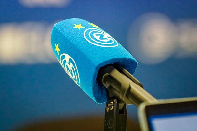 Schweiz, Zürich: Fussball - Grasshopper Club Zürich Vorstellung von Cheftrainer Olaf Janßen Pressekonferenz (Zürich) - Mikrofon mit blauem Windschutz und Logo des Grasshopper Club Zürich (GCZ), Detailaufnahme vor einer Pressekonferenz. Grasshopper Club Zürich, GC Zürich, GCZ, Grasshoppers, Mikrofon, Medien, Presse, Pressekonferenz, Medienarbeit, Interview, Kommunikation, Vereinslogo, Logo, Fussball, Schweizer Fussball, Super League, Detailaufnahme, Symbolbild. Copyright: xJOERANxSTEINSIEKx