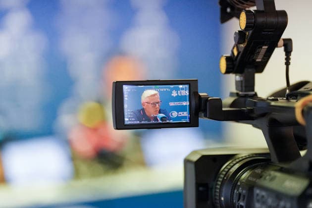 Schweiz, Zürich: Fussball - Grasshopper Club Zürich Vorstellung von Cheftrainer Olaf Janßen Pressekonferenz (Zürich) - Olaf Janßen, neuer Cheftrainer des Grasshopper Club Zürich (GCZ), auf dem Monitor einer TV-Kamera während seiner offiziellen Vorstellung bei einer Pressekonferenz in Zürich. Olaf Janssen, Olaf Janßen, GC Zürich, GCZ, Grasshoppers, Cheftrainer, Trainer, Medien, Pressekonferenz, Vorstellung, TV, Fernsehen, Kamera, Kameramonitor, Medienarbeit, Fussball, Super League, Zürich. Copyright: xJOERANxSTEINSIEKx
