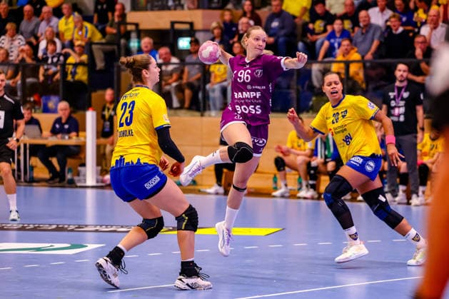 Charlotte Cholevova (TusSies Metzingen, 96) wirft den Ball, springt hoch, Marlene Tucholke (HC Leipzig, 23) und Sharleen Juliette Greschner (HC Leipzig, 20), GER, HC Leipzig vs. TusSies Metzingen, Handball, ALSCO Handball Bundesliga Frauen, 5. Spieltag, Spielzeit 2026 2027, 07.10.2026 GER, HC Leipzig vs. TusSies Metzingen, Handball, ALSCO Handball Bundesliga Frauen, 5. Spieltag, Spielzeit 2026 2027, 07.10.2026 Markranstaedt Copyright: xEibner-Pressefoto LauraxRoemerx EP_LRR