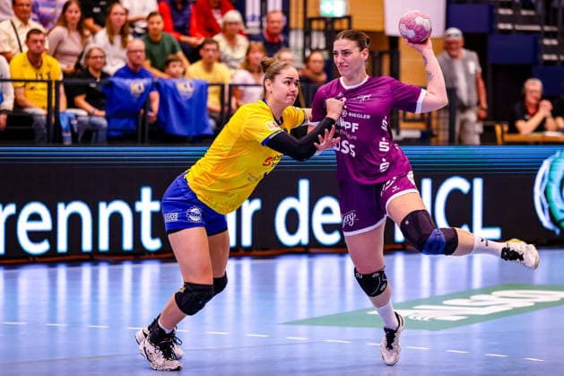 Marlene Tucholke (HC Leipzig, 23) haelt Gabriela Bitolo (TusSies Metzingen, 22) im Sprung, GER, HC Leipzig vs. TusSies Metzingen, Handball, ALSCO Handball Bundesliga Frauen, 5. Spieltag, Spielzeit 2026 2027, 07.10.2026 GER, HC Leipzig vs. TusSies Metzingen, Handball, ALSCO Handball Bundesliga Frauen, 5. Spieltag, Spielzeit 2026 2027, 07.10.2026 Markranstaedt Copyright: xEibner-Pressefoto LauraxRoemerx EP_LRR