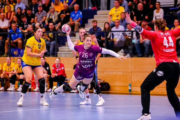 Svenja Huebner (TusSies Metzingen, 26) wirft den Ball gegen Janine Fleischer (HC Leipzig, 44), GER, HC Leipzig vs. TusSies Metzingen, Handball, ALSCO Handball Bundesliga Frauen, 5. Spieltag, Spielzeit 2026 2027, 07.10.2026 GER, HC Leipzig vs. TusSies Metzingen, Handball, ALSCO Handball Bundesliga Frauen, 5. Spieltag, Spielzeit 2026 2027, 07.10.2026 Markranstaedt Copyright: xEibner-Pressefoto LauraxRoemerx EP_LRR