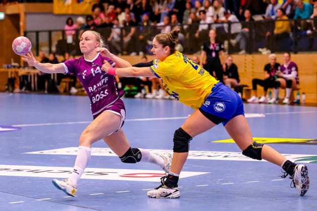 Lotta Roepcke (TusSies Metzingen, 14) passt den Ball, Zweikampf, Duell, Kampf Marlene Tucholke (HC Leipzig, 23), GER, HC Leipzig vs. TusSies Metzingen, Handball, ALSCO Handball Bundesliga Frauen, 5. Spieltag, Spielzeit 2026 2027, 07.10.2026 GER, HC Leipzig vs. TusSies Metzingen, Handball, ALSCO Handball Bundesliga Frauen, 5. Spieltag, Spielzeit 2026 2027, 07.10.2026 Markranstaedt Copyright: xEibner-Pressefoto LauraxRoemerx EP_LRR