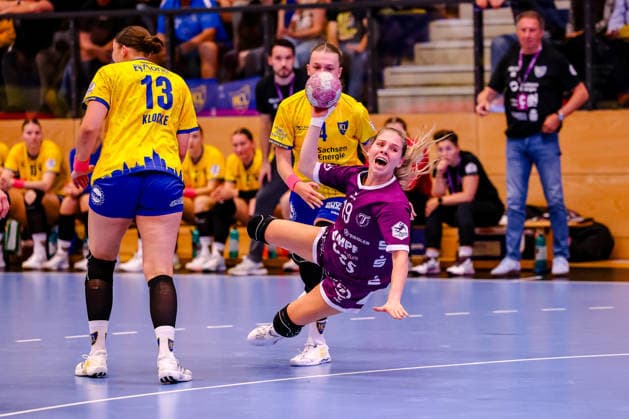 Johanna Farkas (TusSies Metzingen, 19) geht mit Schrei zu Boden, am Ball, faellt nach Zweikampf, Duell, Kampf mit Laura Sophie Klocke (HC Leipzig, 13) und Jana Walther (HC Leipzig, 04), GER, HC Leipzig vs. TusSies Metzingen, Handball, ALSCO Handball Bundesliga Frauen, 5. Spieltag, Spielzeit 2026 2027, 07.10.2026 GER, HC Leipzig vs. TusSies Metzingen, Handball, ALSCO Handball Bundesliga Frauen, 5. Spieltag, Spielzeit 2026 2027, 07.10.2026 Markranstaedt Copyright: xEibner-Pressefoto LauraxRoemerx EP_LRR