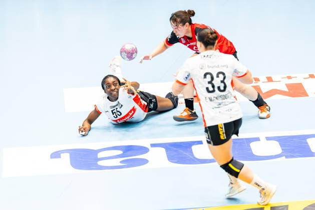 07.10.2026, GER, Handball, Frauen, Saison 2026 2027, Alsco 1.Bl, 5.Spieltag, Thüringer HC - HSG Blomberg-Lippe Farrelle Alicia Njinkeu (HSG Blomberg-Lippe), Natsuki Aizawa (Thueringer HC,23), Elin Rosa Magnusdottir (HSG Blomberg-Lippe) 99947 Bad Langensalza Salza Halle Sporthalle Mehrz Thüringen Deutschland