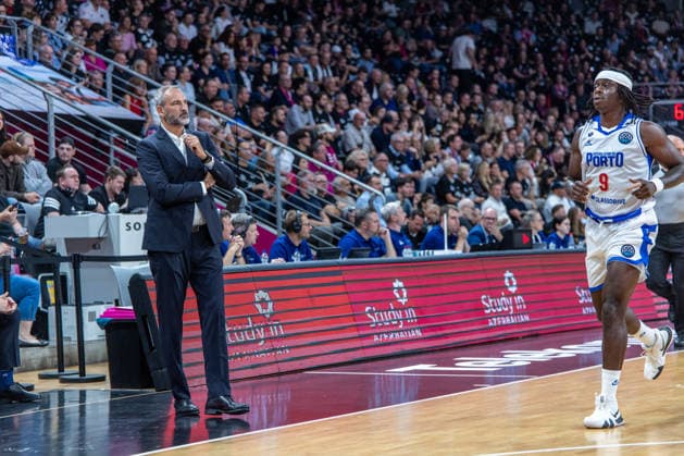 Fernando Sa (FC Porto, Head Coach) schaut unzufrieden, Thomas Bropleh (FC Porto, 09) Telekom Baskets Bonn vs. FC Porto, Basketball, Basketball Champions League, 01. Spieltag, 2026 2027, 07.10.2026 Telekom Baskets Bonn vs. FC Porto, Basketball, Basketball Champions League, 01. Spieltag, 2026 2027, 07.10.2026 Bonn Copyright: xEibner-Pressefoto GerhardxWingenderx EP_GWR