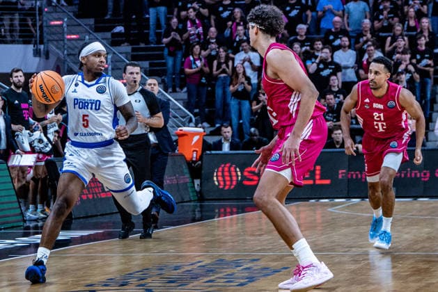 Corey Allen-Williams (FC Porto, 05) vs Michael Kessens (Telekom Baskets Bonn, 06) Telekom Baskets Bonn vs. FC Porto, Basketball, Basketball Champions League, 01. Spieltag, 2026 2027, 07.10.2026 Telekom Baskets Bonn vs. FC Porto, Basketball, Basketball Champions League, 01. Spieltag, 2026 2027, 07.10.2026 Bonn Copyright: xEibner-Pressefoto GerhardxWingenderx EP_GWR