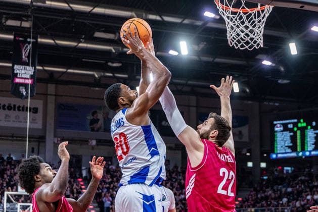 Xeyrius Williams (FC Porto, 20) vs Leon Kratzer (Telekom Baskets Bonn, 22) Telekom Baskets Bonn vs. FC Porto, Basketball, Basketball Champions League, 01. Spieltag, 2026 2027, 07.10.2026 Telekom Baskets Bonn vs. FC Porto, Basketball, Basketball Champions League, 01. Spieltag, 2026 2027, 07.10.2026 Bonn Copyright: xEibner-Pressefoto GerhardxWingenderx EP_GWR