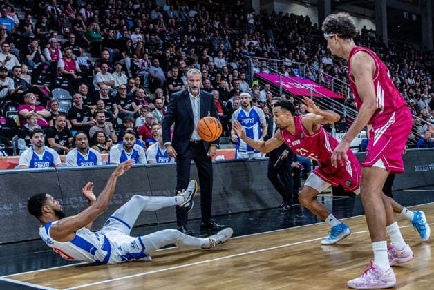 Xeyrius Williams (FC Porto, 20) am Boden vs Joel Aminu (Telekom Baskets Bonn, 21), Michael Kessens (Telekom Baskets Bonn, 06) Telekom Baskets Bonn vs. FC Porto, Basketball, Basketball Champions League, 01. Spieltag, 2026 2027, 07.10.2026 Telekom Baskets Bonn vs. FC Porto, Basketball, Basketball Champions League, 01. Spieltag, 2026 2027, 07.10.2026 Bonn Copyright: xEibner-Pressefoto GerhardxWingenderx EP_GWR