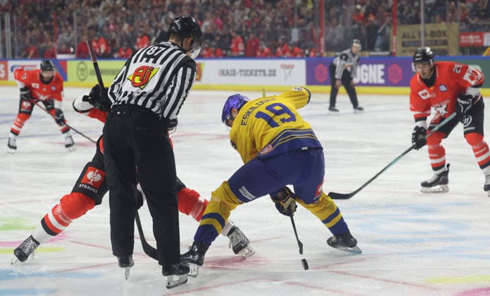 Am Bulli v.l. Louis-Marc Aubry (Koelner Haie 15), Martin Eskildsen (Herning Blue Fox 19) GER, Koelner Haie vs. Herning Blue Fox, Eishockey, DEL, Spielzeit 2026 2027, 07.10.2026 GER, Koelner Haie vs. Herning Blue Fox, Eishockey, DEL, Spielzeit 2026 2027, 07.10.2026 Deutschland Copyright: xEibner-Pressefoto ThomasxStoeckerx EP_TSR