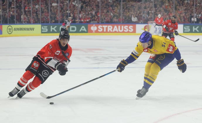 v.l. Daniel Fischbuch (Koelner Haie 71), Matteus Soederbom (Herning Blue Fox 54) GER, Koelner Haie vs. Herning Blue Fox, Eishockey, DEL, Spielzeit 2026 2027, 07.10.2026 GER, Koelner Haie vs. Herning Blue Fox, Eishockey, DEL, Spielzeit 2026 2027, 07.10.2026 Deutschland Copyright: xEibner-Pressefoto ThomasxStoeckerx EP_TSR