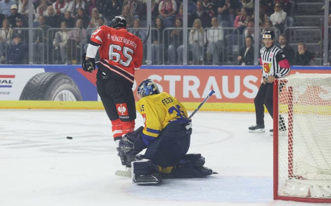 v.l. Marco Muenzenberger (Koelner Haie 65), Janis Fecers (Herning Blue Fox 35) GER, Koelner Haie vs. Herning Blue Fox, Eishockey, DEL, Spielzeit 2026 2027, 07.10.2026 GER, Koelner Haie vs. Herning Blue Fox, Eishockey, DEL, Spielzeit 2026 2027, 07.10.2026 Deutschland Copyright: xEibner-Pressefoto ThomasxStoeckerx EP_TSR