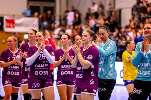 Charlotte Kaehr (TusSies Metzingen, 17) und Mannschaft Jubel Freude nach dem Sieg, GER, HC Leipzig vs. TusSies Metzingen, Handball, ALSCO Handball Bundesliga Frauen, 5. Spieltag, Spielzeit 2026 2027, 07.10.2026 GER, HC Leipzig vs. TusSies Metzingen, Handball, ALSCO Handball Bundesliga Frauen, 5. Spieltag, Spielzeit 2026 2027, 07.10.2026 Markranstaedt Copyright: xEibner-Pressefoto LauraxRoemerx EP_LRR