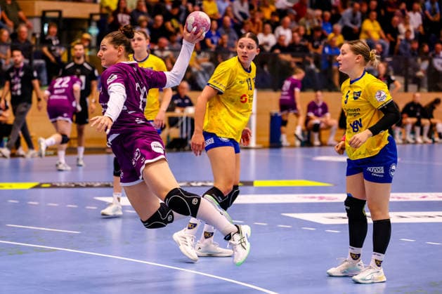 Svenja Huebner (TusSies Metzingen, 26) wirft den Ball, Laura Sophie Klocke (HC Leipzig, 13) und Kim-Angelina Lang (HC Leipzig, 05) koennen nur zusehen GER, HC Leipzig vs. TusSies Metzingen, Handball, ALSCO Handball Bundesliga Frauen, 5. Spieltag, Spielzeit 2026 2027, 07.10.2026 GER, HC Leipzig vs. TusSies Metzingen, Handball, ALSCO Handball Bundesliga Frauen, 5. Spieltag, Spielzeit 2026 2027, 07.10.2026 Markranstaedt Copyright: xEibner-Pressefoto LauraxRoemerx EP_LRR