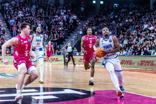 James Woodard (FC Porto, 10) vs der ehemalige Spieler von SYNTAINICS MBC, Marcus Foster (Telekom Baskets Bonn, 00), Grayson Murphy (Telekom Baskets Bonn, 07), Xeyrius Williams (FC Porto, 20) Telekom Baskets Bonn vs. FC Porto, Basketball, Basketball Champions League, 01. Spieltag, 2026 2027, 07.10.2026 Telekom Baskets Bonn vs. FC Porto, Basketball, Basketball Champions League, 01. Spieltag, 2026 2027, 07.10.2026 Bonn Copyright: xEibner-Pressefoto GerhardxWingenderx EP_GWR