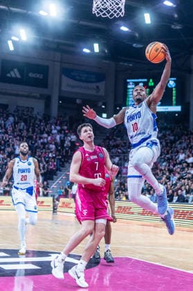 James Woodard (FC Porto, 10) vs Grayson Murphy (Telekom Baskets Bonn, 07), Xeyrius Williams (FC Porto, 20) Telekom Baskets Bonn vs. FC Porto, Basketball, Basketball Champions League, 01. Spieltag, 2026 2027, 07.10.2026 Telekom Baskets Bonn vs. FC Porto, Basketball, Basketball Champions League, 01. Spieltag, 2026 2027, 07.10.2026 Bonn Copyright: xEibner-Pressefoto GerhardxWingenderx EP_GWR