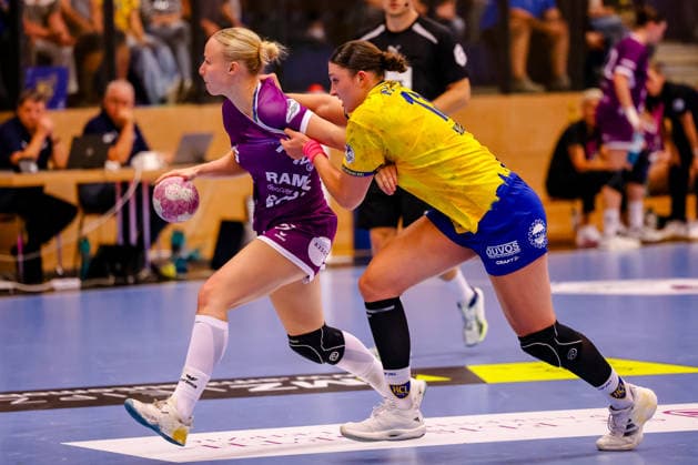 Lotta Roepcke (TusSies Metzingen, 14) am Ball, Zweikampf, Duell, Kampf Laura Sophie Klocke (HC Leipzig, 13), GER, HC Leipzig vs. TusSies Metzingen, Handball, ALSCO Handball Bundesliga Frauen, 5. Spieltag, Spielzeit 2026 2027, 07.10.2026 GER, HC Leipzig vs. TusSies Metzingen, Handball, ALSCO Handball Bundesliga Frauen, 5. Spieltag, Spielzeit 2026 2027, 07.10.2026 Markranstaedt Copyright: xEibner-Pressefoto LauraxRoemerx EP_LRR