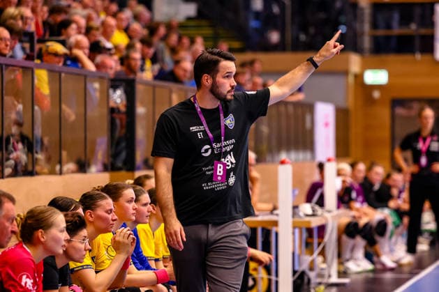 Erik Toepfer (HC Leipzig, Chef-Trainer) gibt Anweisungen, gestikuliert, GER, HC Leipzig vs. TusSies Metzingen, Handball, ALSCO Handball Bundesliga Frauen, 5. Spieltag, Spielzeit 2026 2027, 07.10.2026 GER, HC Leipzig vs. TusSies Metzingen, Handball, ALSCO Handball Bundesliga Frauen, 5. Spieltag, Spielzeit 2026 2027, 07.10.2026 Markranstaedt Copyright: xEibner-Pressefoto LauraxRoemerx EP_LRR