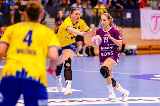 Johanna Farkas (TusSies Metzingen, 19) am Ball, Jasmin Eckart (HC Leipzig, 18) verteidigt, Zweikampf, Duell, Kampf, GER, HC Leipzig vs. TusSies Metzingen, Handball, ALSCO Handball Bundesliga Frauen, 5. Spieltag, Spielzeit 2026 2027, 07.10.2026 GER, HC Leipzig vs. TusSies Metzingen, Handball, ALSCO Handball Bundesliga Frauen, 5. Spieltag, Spielzeit 2026 2027, 07.10.2026 Markranstaedt Copyright: xEibner-Pressefoto LauraxRoemerx EP_LRR