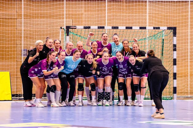 Mannschaftsfoto von Metzingen nach dem Sieg, Jubel, Freude, Ermira Lutolli (TusSies Metzingen, 09), Marie Weiss (TusSies Metzingen, 12), Svenja Huebner (TusSies Metzingen, 26), Santina Sabatnig (TusSies Metzingen, 18), Gabriela Bitolo (TusSies Metzingen, 22), Sara Suba (TusSies Metzingen, 77), Miriam Hirsch (TusSies Metzingen, Trainerin),, GER, HC Leipzig vs. TusSies Metzingen, Handball, ALSCO Handball Bundesliga Frauen, 5. Spieltag, Spielzeit 2026 2027, 07.10.2026 GER, HC Leipzig vs. TusSies Metzingen, Handball, ALSCO Handball Bundesliga Frauen, 5. Spieltag, Spielzeit 2026 2027, 07.10.2026 Markranstaedt Copyright: xEibner-Pressefoto LauraxRoemerx EP_LRR