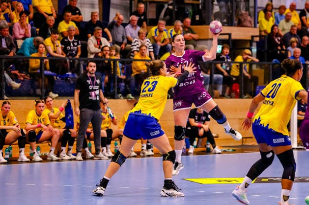 Marlene Tucholke (HC Leipzig, 23) blockt Sies Metzingen, 22) im Sprung, Zweikampf, Duell, Kampf, GER, HC Leipzig vs. TusSies Metzingen, Handball, ALSCO Handball Bundesliga Frauen, 5. Spieltag, Spielzeit 2026 2027, 07.10.2026 GER, HC Leipzig vs. TusSies Metzingen, Handball, ALSCO Handball Bundesliga Frauen, 5. Spieltag, Spielzeit 2026 2027, 07.10.2026 Markranstaedt Copyright: xEibner-Pressefoto LauraxRoemerx EP_LRR