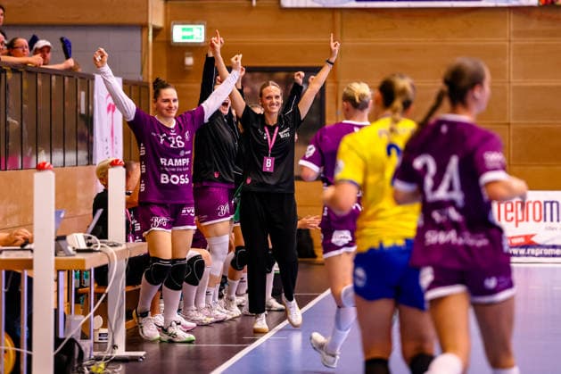 Miriam Hirsch (TusSies Metzingen, Trainerin) und Svenja Huebner (TusSies Metzingen, 26) Jubel, Torjubel, jubelt ueber Tor, GER, HC Leipzig vs. TusSies Metzingen, Handball, ALSCO Handball Bundesliga Frauen, 5. Spieltag, Spielzeit 2026 2027, 07.10.2026 GER, HC Leipzig vs. TusSies Metzingen, Handball, ALSCO Handball Bundesliga Frauen, 5. Spieltag, Spielzeit 2026 2027, 07.10.2026 Markranstaedt Copyright: xEibner-Pressefoto LauraxRoemerx EP_LRR