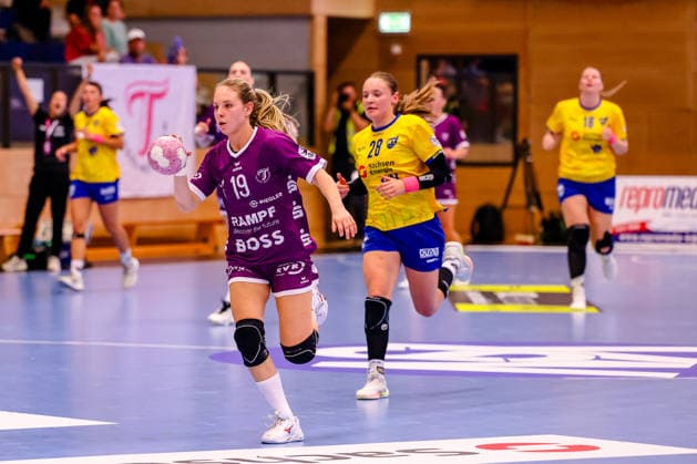 Johanna Farkas (TusSies Metzingen, 19) am Ball, rennt Lara Tauchmann (HC Leipzig, 28) davon, GER, HC Leipzig vs. TusSies Metzingen, Handball, ALSCO Handball Bundesliga Frauen, 5. Spieltag, Spielzeit 2026 2027, 07.10.2026 GER, HC Leipzig vs. TusSies Metzingen, Handball, ALSCO Handball Bundesliga Frauen, 5. Spieltag, Spielzeit 2026 2027, 07.10.2026 Markranstaedt Copyright: xEibner-Pressefoto LauraxRoemerx EP_LRR