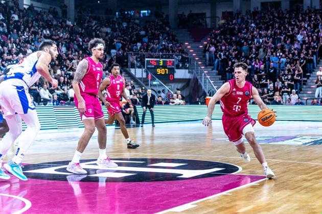 Grayson Murphy (Telekom Baskets Bonn, 07) hat viel Platz, Michael Kessens (Telekom Baskets Bonn, 06), Marcus Foster (Telekom Baskets Bonn, 00) Telekom Baskets Bonn vs. FC Porto, Basketball, Basketball Champions League, 01. Spieltag, 2026 2027, 07.10.2026 Telekom Baskets Bonn vs. FC Porto, Basketball, Basketball Champions League, 01. Spieltag, 2026 2027, 07.10.2026 Bonn Copyright: xEibner-Pressefoto GerhardxWingenderx EP_GWR