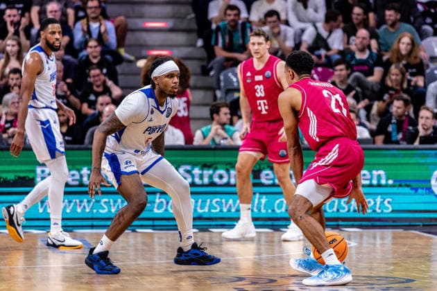 Corey Allen-Williams (FC Porto, 05) vs Joel Aminu (Telekom Baskets Bonn, 21) Telekom Baskets Bonn vs. FC Porto, Basketball, Basketball Champions League, 01. Spieltag, 2026 2027, 07.10.2026 Telekom Baskets Bonn vs. FC Porto, Basketball, Basketball Champions League, 01. Spieltag, 2026 2027, 07.10.2026 Bonn Copyright: xEibner-Pressefoto GerhardxWingenderx EP_GWR