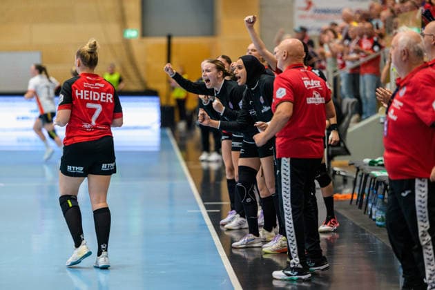 Lotta Heider (Thueringer HC, 07) wird von Ihren Mannschaftskameradinnen bejubelt. GER, Thueringer HC gegen HSG Blomberg-Lippe, Handball, Alsco Handball Bundesliga Frauen, Saison 2026 2027, 5. Spieltag, Sonntag, 19.30 Uhr, 07.10.2026 GER, Thueringer HC gegen HSG Blomberg-Lippe, Handball, Alsco Handball Bundesliga Frauen, Saison 2026 2027, 5. Spieltag, Sonntag, 19.30 Uhr, 07.10.2026 Bad Langensalza Copyright: xMartinxHerbstx