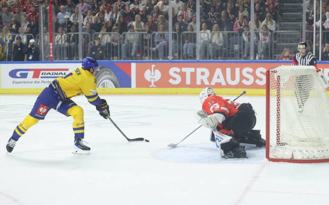 v.l. Hjalte Thomsen (Herning Blue Fox 21), Nico Wiens (Koelner Haie 33) GER, Koelner Haie vs. Herning Blue Fox, Eishockey, DEL, Spielzeit 2026 2027, 07.10.2026 GER, Koelner Haie vs. Herning Blue Fox, Eishockey, DEL, Spielzeit 2026 2027, 07.10.2026 Deutschland Copyright: xEibner-Pressefoto ThomasxStoeckerx EP_TSR