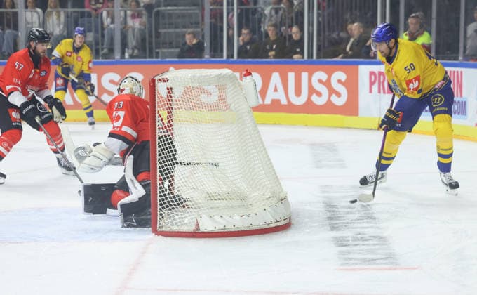 v.l. Brady Austin (Koelner Haie 57), Nico Wiens (Koelner Haie 33), Mathias Bau Hansen (Herning Blue Fox 50) GER, Koelner Haie vs. Herning Blue Fox, Eishockey, DEL, Spielzeit 2026 2027, 07.10.2026 GER, Koelner Haie vs. Herning Blue Fox, Eishockey, DEL, Spielzeit 2026 2027, 07.10.2026 Deutschland Copyright: xEibner-Pressefoto ThomasxStoeckerx EP_TSR