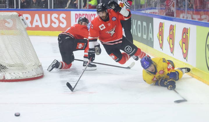 v.l. Carlos Haendel (Koelner Haie 07) , Luca Muenzenberger (Koelner Haie 75), Artturi Toivola (Herning Blue Fox 95) GER, Koelner Haie vs. Herning Blue Fox, Eishockey, DEL, Spielzeit 2026 2027, 07.10.2026 GER, Koelner Haie vs. Herning Blue Fox, Eishockey, DEL, Spielzeit 2026 2027, 07.10.2026 Deutschland Copyright: xEibner-Pressefoto ThomasxStoeckerx EP_TSR