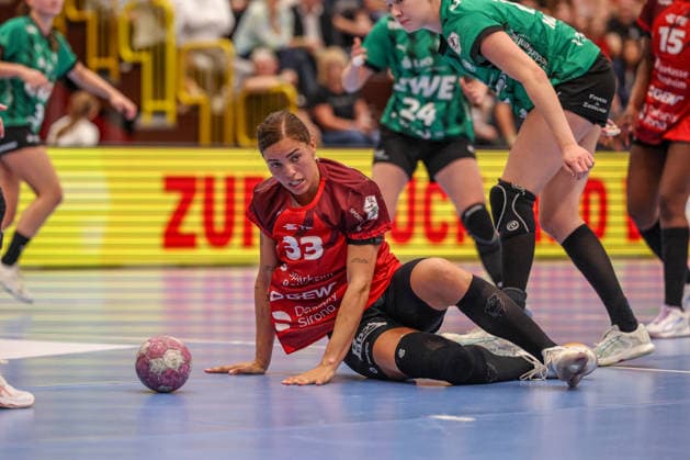 GER, Bensheim, HSG Bensheim Flames vs Vfl Oldenburg, Alsco Handball Bundesliga Frauen, Handball, DHB, Spielzeit 2026 2027, Weststadthalle Bensheim, 5. Spieltag im Bild v.l.: Lucie Marie Kretzschmar (Bensheim Flames Frauen 33), Enttäuschung und Frust nach der Niederlage DFB DFL REGULATIONS PROHIBIT ANY USE OF PHOTOGRAPHS AS IMAGE SEQUENCES AND OR QUASI-VIDEO, 07.10.2026 Copyright: HMBxMedia HendrikxHamelau