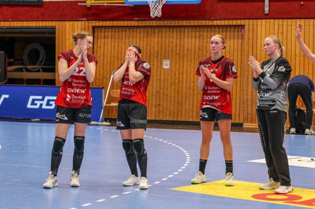 GER, Bensheim, HSG Bensheim Flames vs Vfl Oldenburg, Alsco Handball Bundesliga Frauen, Handball, DHB, Spielzeit 2026 2027, Weststadthalle Bensheim, 5. Spieltag im Bild v.l.: Mirja Lyngsö Jensen (Bensheim Flames 22), Isabell Hurst (Bensheim Flames Frauen 5), Lena Degenhardt (Bensheim Flames Frauen 8), Enttäuschung und Frust nach der Niederlage DFB DFL REGULATIONS PROHIBIT ANY USE OF PHOTOGRAPHS AS IMAGE SEQUENCES AND OR QUASI-VIDEO, 07.10.2026 Copyright: HMBxMedia HendrikxHamelau