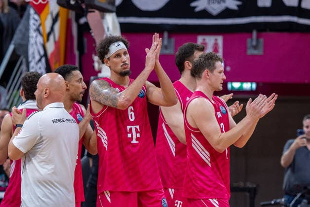 Michael Kessens (Telekom Baskets Bonn, 06), Patrick Heckmann (Telekom Baskets Bonn, 33), Joel Aminu (Telekom Baskets Bonn, 21) freuen sich ueber den Sieg gegen Porto Telekom Baskets Bonn vs. FC Porto, Basketball, Basketball Champions League, 01. Spieltag, 2026 2027, 07.10.2026 Telekom Baskets Bonn vs. FC Porto, Basketball, Basketball Champions League, 01. Spieltag, 2026 2027, 07.10.2026 Bonn Copyright: xEibner-Pressefoto GerhardxWingenderx EP_GWR
